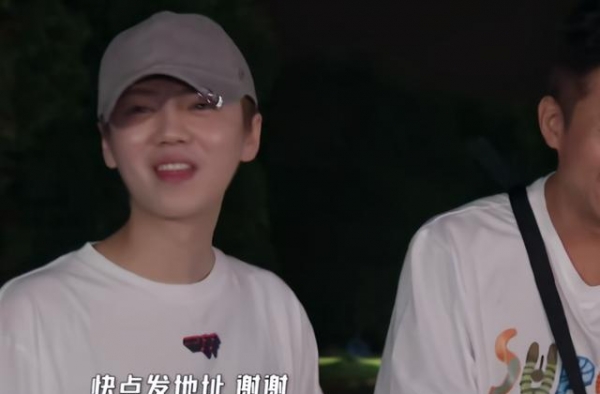 鹿晗打视频电话，原相机下的照片朋友圈疯传，首次怀疑女生的审美