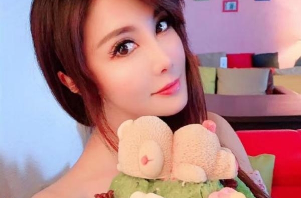 52岁杨丽菁斥闺蜜把自己p丑，晒照讨公道，网友揭穿不是一张图