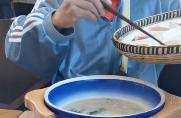 60岁何家劲晒近照，穿着朴素面容黝黑，手指粗糙称做很多苦活？