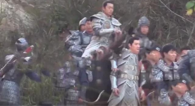 冯绍峰片场拍戏状态差，胡子拉碴模样憔悴颓废，眼神放空难掩疲态
