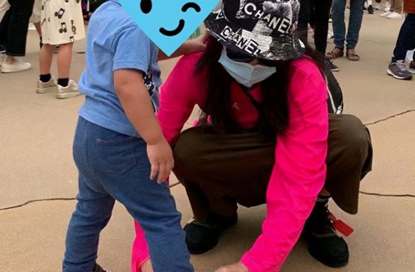 张柏芝陪2岁小儿子玩游乐场，孩子的肤色和谢霆锋几乎一样