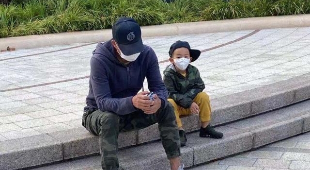 高曙光罕见现身，穿卫衣配迷彩裤挺拉风，和小16岁娇妻像两代人