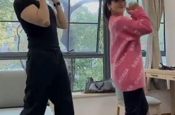 小李琳罕秀恩爱，与小6岁经超默契热舞，夫妻曾靠变卖手表生活