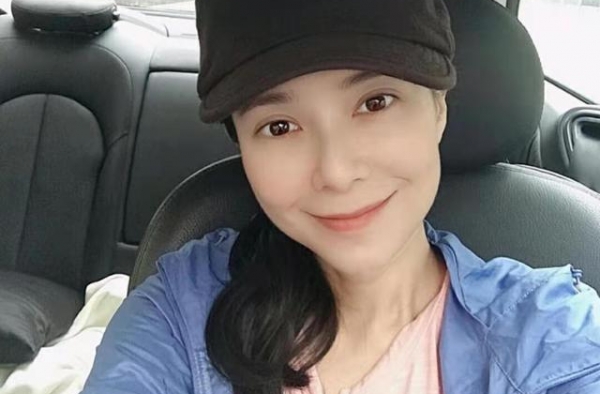 48岁郭羡妮开豪车素颜出镜，干等三小时接娃，与老公两年未同框