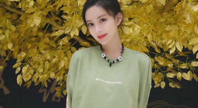 郭敬明审美没毛病！孟子义穿衣网红风太明显，妆容也救不了她
