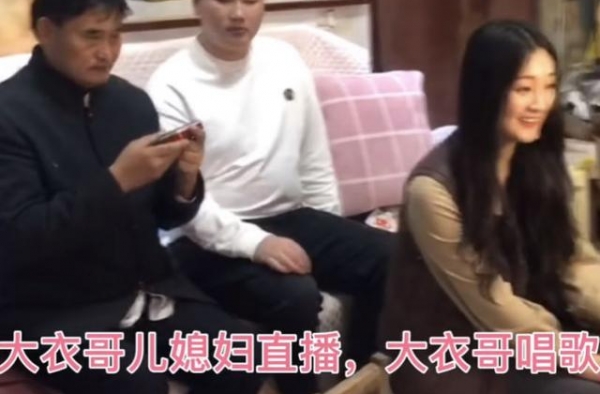 大衣哥自夸演戏一遍过！还当上了《星光大道》评委，网友：他配吗