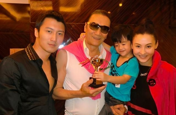 张柏芝带俩儿子外出吃饭，谢振轩戴帽子耍酷，谢振南搂妈妈比 v