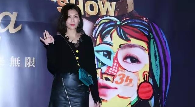 Selina罕见露面胖一圈！穿红裙遮全身，妹妹身材高挑更吸睛