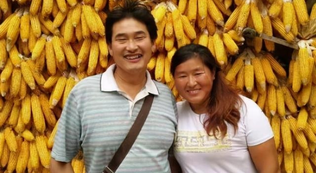 大衣哥儿媳为婆婆庆生，穿全身名牌出镜，大衣嫂打扮精致开心庆生