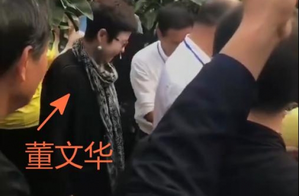 58岁董文华现身乡间摘柚子，素颜被指认不出，随行十几人排场大