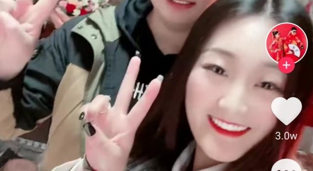大衣哥儿媳陈亚男直播婚房，床头却不见结婚照，网友：骗婚？