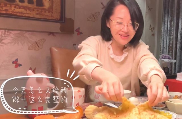 许晴明明快是个老太太了，硬要装小姑娘，51岁素颜难掩苍老