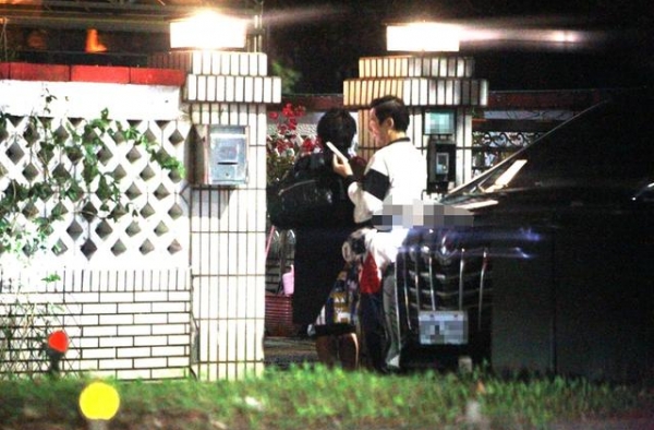 直击向华强夫妇拜访亲家