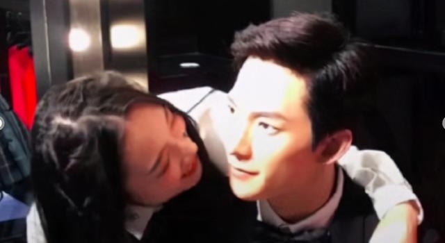 知名男星蜡像遭女粉丝骚扰，现场动作不堪入目，网友直呼太尴尬