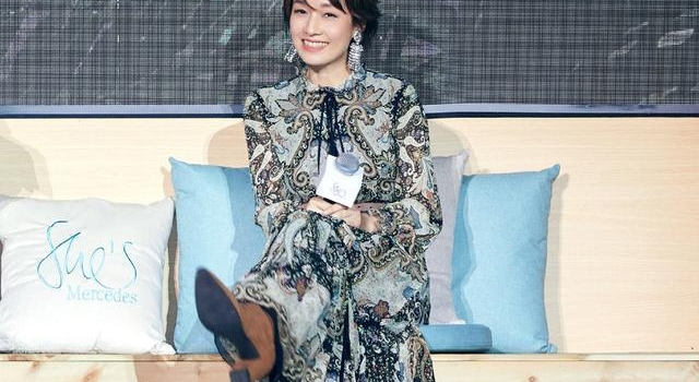 马伊琍出席活动，穿波西米亚风长裙率性浪漫，44岁状态让人羡慕