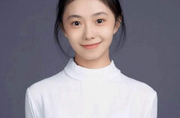 20岁新谋女郎曝光，影视公司总裁侄女，张艺谋：就是吃这碗饭的