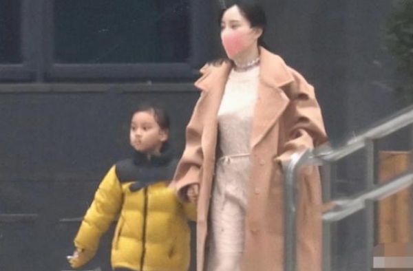 李小璐接女儿放学，母女牵手太甜蜜，甜馨白净得像个小仙女