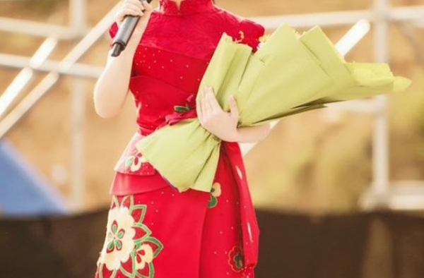 她是国家一级演员，成名后买不起房，回老家后种地放羊已成日常
