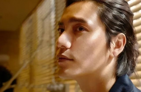 陈坤晒18岁儿子照片，称其终于住宿舍了，网友：这是有多嫌弃娃
