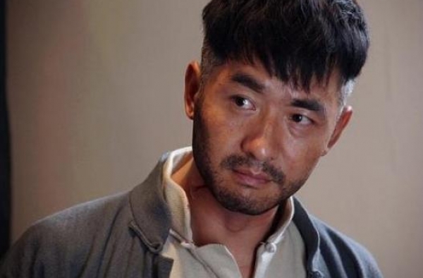 曾与赵薇是同学，生活落魄只吃方便面，后被富豪女倒追