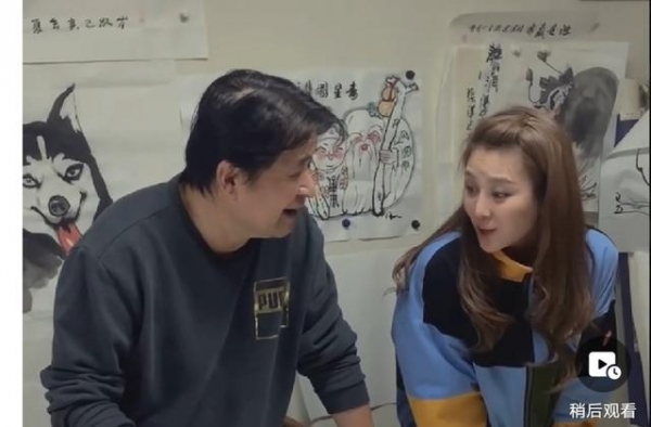 61岁毕福剑近况显沧桑，好心为美女作画当礼物，对方却不满意？