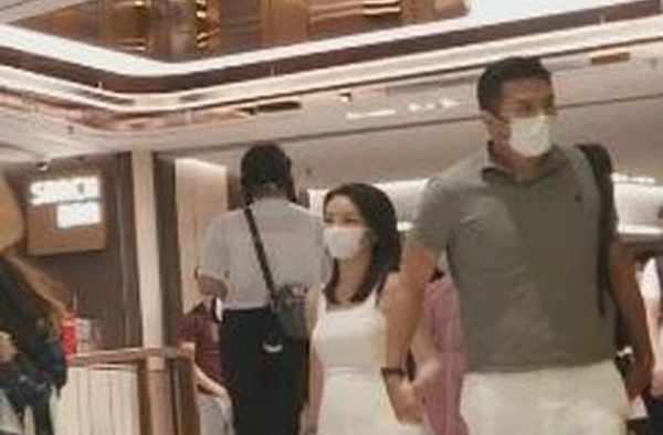 TVB男星出轨富婆，两度离婚女儿已7岁，地下女友相恋多年实惨