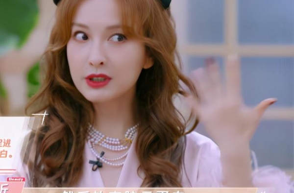 难怪女星熬夜没黑眼圈，得知吴昕护肤方式，二十年来白用化妆品了