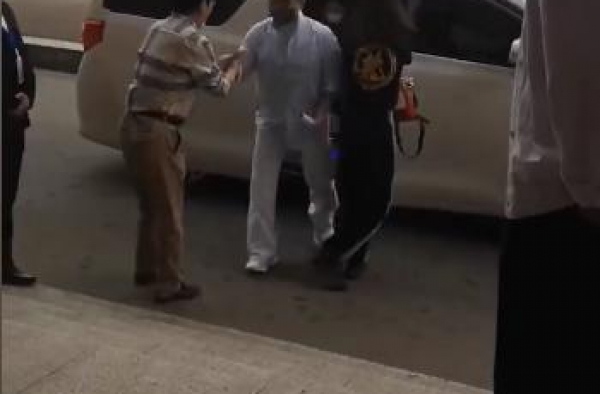 66岁成龙当大学院长，腿脚不利索上楼梯费劲，随行保安少显低调