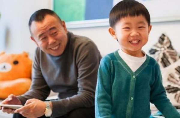 宁静混血儿子曝光，22岁成大长腿型男，完美继承了父母身上优点