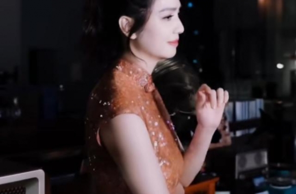 49岁洪欣穿旗袍大秀身材，老公和儿子看似同龄人，回家疑破婚变