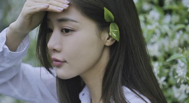 邓家佳西安拍戏被抓拍，暴露37岁真实状态，抓拍腿型竟成亮点
