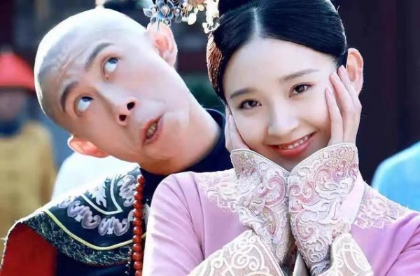 新《鹿鼎记》剧组太穷酸？划伤没血口红画，皇宫破烂龙袍线头乱飞