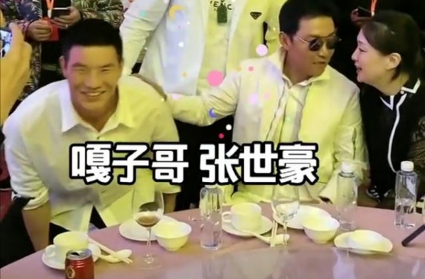 54岁＂张世豪＂露面，吃饭戴墨镜好大牌，状态不输小23岁嘎子
