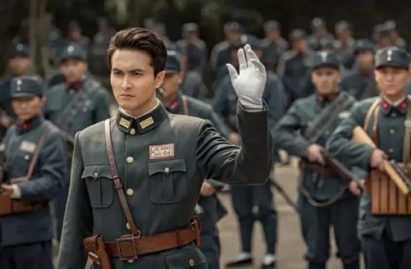 发型不能乱，打仗抽雪茄！女兵穿裙子，新《亮剑》刚播就被停播