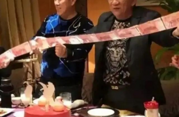 侯耀华：＂强占＂亡弟遗产，71岁收用假名字的女徒弟，还送假包