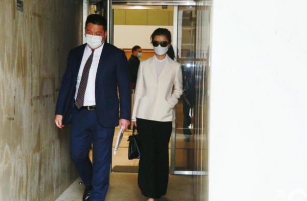 周星驰跟旧爱对簿公堂，拒付女方7000万分手费，网友：太渣男