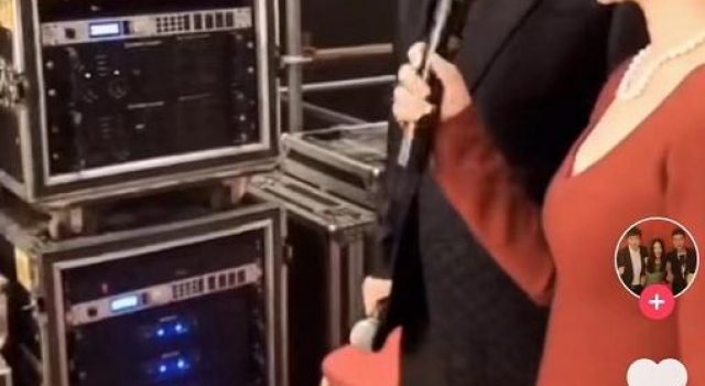 付笛声商演等候不耐烦，任静演出又穿旧礼服，两条礼裙轮换反复穿