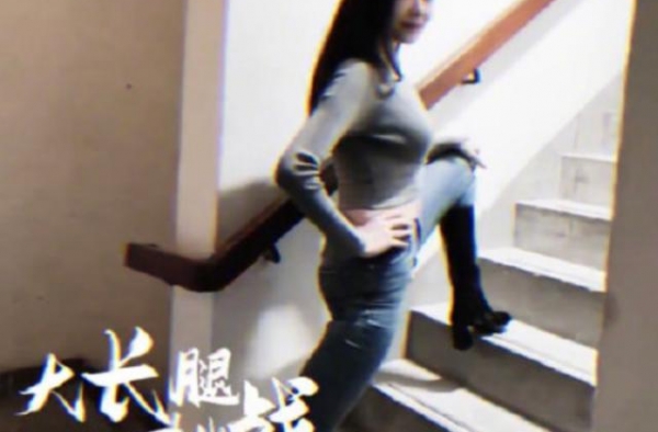 40岁熊黛林被嘲＂脸僵＂后，掐巴掌腰炫身材，拍内衣广告零赘肉