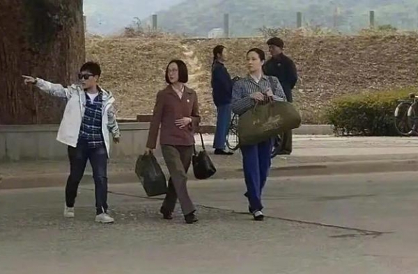 46岁周迅近照曝光，短发造型暴露发际线缺陷，还被拍成1米5？