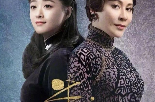 54岁刘嘉玲再演少女太违和！扎双马尾脸大又老气，鼻孔大太抢镜