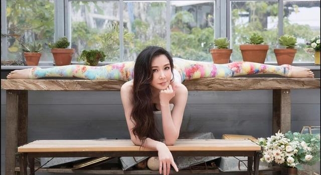 52岁萧蔷近照受质疑，过度修图变“漫画脸”，三根脚趾太吓人