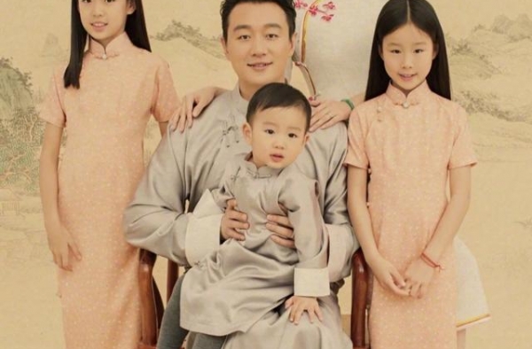佟大为关悦一家五口全家福，小儿子帅气出镜，却被说重男轻女？