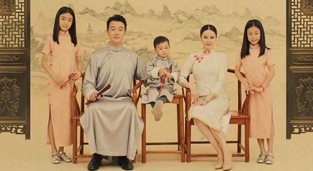 佟大为一家五口合照曝光，却被批重男轻女，二胎女儿身份曾引猜疑