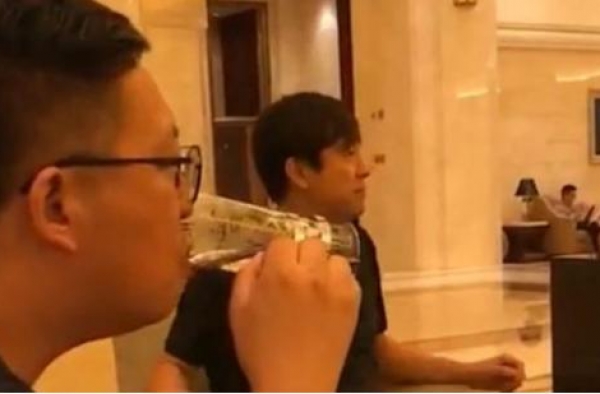 52岁解晓东罕露面，谈生意变商界大佬，帅气不减气质却变太多？