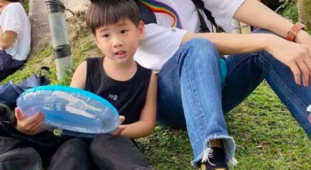 Ella与儿子老公参加亲子旅游，嬉笑玩耍互动有爱