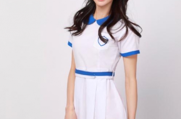 李若彤穿17岁同款校服，身材尽显毫不违和，曾在节目大秀马甲线