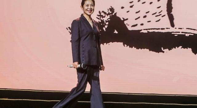 61岁倪萍参加晚会，穿西装又瘦又高气质好，苹果肌优秀好慈祥