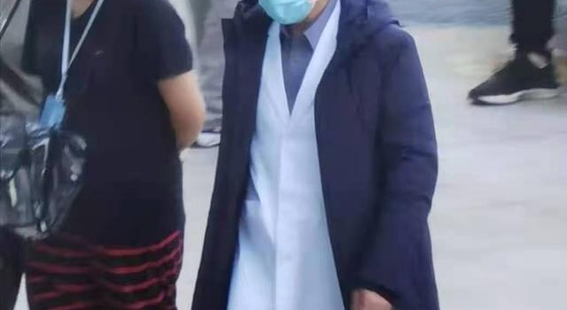59岁刘德华现身街头拍新戏，走路驼背显憔悴，独自出行很低调