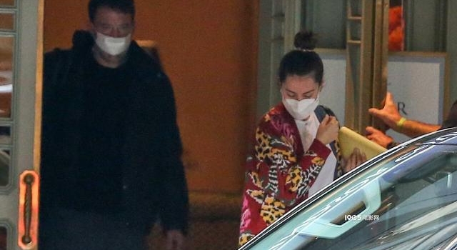 大本安娜忙电影补拍 一个胡子拉碴一个娇俏可人