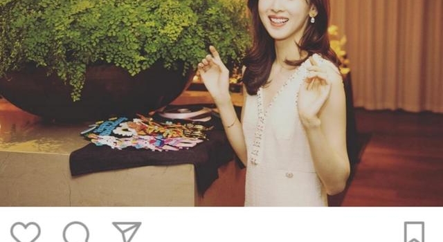 ＂百亿富婆＂章泽天晒近照，婚戒力证夫妻感情，27岁瘦成纸片人